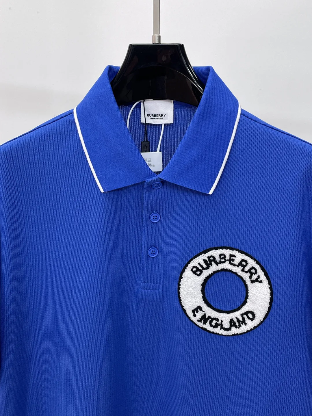 BURBERRY New Arrival Polo shirt, complete with three labels, original fabric, original customized accessories, official Same Style, using 210 grams of pure cotton pique fabric, customized same-tank dyed fabric, very comfortable and smooth to the touch, very wide and stylish, produced by a first-line brand on behalf of Factory, imported Behringer embroidery machine, embroidery is full and textured, imported Kangli direct-injection machine, printing is clear and textured, the collar rib is woven with imported yarn It will not lose shape after being worn for a long time. It is the most New Arrival style in spring and summer. It is fashionable and individual. It is super Versatile and looks good. It is very suitable for both men and women. It is a must-have for everyone. Size: S-XXL